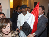 بالصور.. صامويل جاكسون حاملا علم مصر