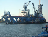 حاملة الطائرات الأمريكية العملاقة هارى ترومان تعبر قناة السويس 