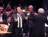 الحجار يطلب من ابنه الغناء فى ختام "الموسيقى العربية"