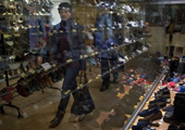 الشرطة الأسترالية تلقى القبض على "لص الأحذية".. وتضبط "ألف زوج أحذية" بمنزله