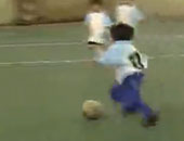 بالفيديو.. شبيه "ميسى" يذهل العالم بمهارات فردية