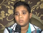 بالفيديو.. مدرس بمحافظة المنيا يجبر تلميذا على مسح حذائه