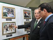 إحسان أوغلى يفتتح معرض اليوم الأسود لـ"كشمير"