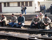 عاملون بالسكة الحديد يحاصرون مكتب نائب رئيس الهيئة بسبب إيقاف صرف الحوافز