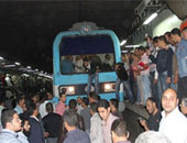 تعطل حركة مترو "العباسية".. والركاب يحطمون أبواب القطار