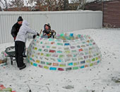  بالصور.. دانيال غراى يمضى خمسة أيام ببناء "كوخ الاسكيمو" من كرتون علب الحليب المجمد