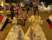 بالصور.. طفلتان تحتفلان بعيد ميلادهما بميدان الشهداء ببورسعيد