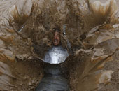 بالصور.. بريطانيا تغرق فى مهرجان "الوحل" 