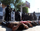 بالفيديو.. إعدام 11 شابا رمياً بالرصاص قرب قسم شرطة فى المكسيك