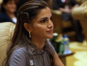 السيسى يصافح الملكة رانيا بعد انتهاء الجلسة الخاصة بمصر فى "دافوس"