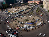 المتظاهرون يعتدون على شخص مجهول فى التحرير 