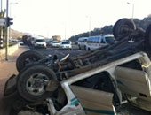 إصابة شخص إثر انقلاب سيارته أعلى طريق المحور بميدان لبنان