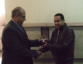 مدير أمن القليوبية يكرم ضابط شرطة لتمكنه من تحرير مواطن