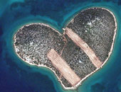 بالصور.. "جزيرة العشاق" وجهة مناسبة لأصحاب الأزمات العاطفية