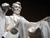 ماضى العنصرية يلاحق لينكولن.. "فوكس": دعوى لإزالة اسم الرئيس الراحل عن مدرسة
