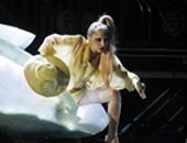 بالصور.." ليدى جاجا" تخرج من بيضة عملاقة فى مهرجان "جرامى"