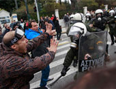 مهاجرون يقذفون الشرطة اليونانية بالحجارة بعدما أصابت سيارة أحدهم