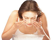 ماء بارد أم ساخن.. ما هى الطريقة الصحيحة لغسل الوجه للحفاظ على صحة البشرة؟