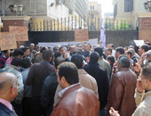 وقفة احتجاجية لموظفى المجتمعات العمرانية أمام وزارة الإسكان