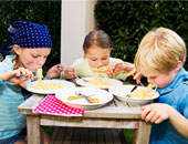 المضادات الحيوية وتناول الطعام بزيادة من أسباب عسر الهضم عند الأطفال