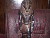 التحقيق مع 3 أشخاص ضبط بحوزتهم تمثالا أثريا فى مصر القديمة