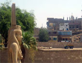 مقاول يعثر على قاعدة تمثال فرعونى أثناء إنشاء موقف سيارات بجوار معبد بأخميم