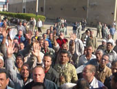 اعتصام مفتوح لعمال مصنع "حديد عز" لعدم صرف الأرباح السنوية كاملة