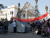 سائقو المنوفية يتظاهرون أمام مقر الحكومة لإنقاذهم من إتاوات البلطجية