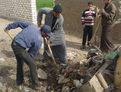 رئيس مدينة المحلة يتابع أعمال نقل القمامة من محطة التجميع لمدفن السادات