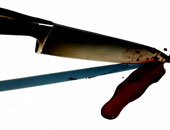 زوج حاول تهديد زوجته بالسكين فطعنته بها فى السادات