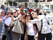  مؤيدو التعديلات ينشدون أغنية عبدالحليم حافظ «نعم يا حبيبى نعم».. والرافضون يواجهونهم بأغنية الشحرورة «لأ.. لأ»