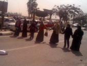 أمناء المعامل ومستبعدو "البيطرى" يقطعون طريق كورنيش بنى سويف