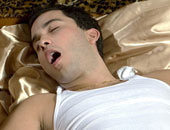 دراسة: النوم على الجانب هو أفضل وضعية لمكافحة أمراض المخ والأعصاب