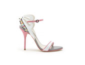 بالصور.. الجرأة والألوان المشرقة والفراشات لأحذية ربيع 2014 