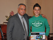 وزير التعليم يلتقى والدى هايدى وهشام.. ونجل الشهيد عامر عبد المقصود