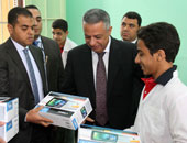 وزير التعليم يوزع أجهزة "التابليت" على الطلاب المتفوقين بعين شمس