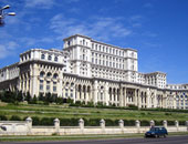 حكومة رومانيا تنجو من تصويت بحجب الثقة