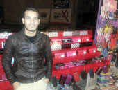 "سامح" لقى المحاماة حبالها طويلة.. فقرر يبيع شنط حريمى