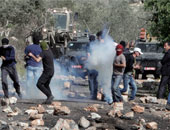 اشتباكات بين محتجين فلسطينيين بزى "بابا نويل" والجيش الإسرائيلى