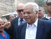محافظ القاهرة يترأس حملة لإزالة الباعة الجائلين بالموسكى والعتبة