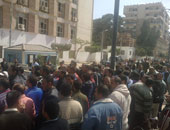 تظاهر عمال غزل شبين الكوم احتجاجاً على تأخر صرف المرتبات وفصل زملائهم