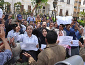 اعتصام عمال لحليج الأقطان أمام البرلمان للمطالبة بعودة الشركة للقطاع العام