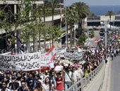 محتجون لبنانيون يلقون البيض على مقر الحكومة احتجاجا على أزمة النفايات