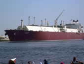 قانونيون: مصر لا تستطيع منع السفن الحربية المتجهة إلى سوريا من عبور القناة.. و"العنانى": اتفاقية القسطنطينية تنص على حرية الملاحة وحق القاهرة فى منع السفن التى تهدد أمنها أو تحمل مواد خطرة