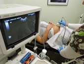 ما أسباب حدوث حمل التوائم؟