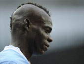 والدة بالوتيللى: ماريو بكى بين أحضانى 