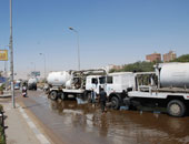 "الصرف الصحى" بالقاهرة تدفع بـ 33 سيارة لشفط المياه أسفل دائرى مدينة نصر