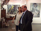 بالصور.. وزير الثقافة يبدى إعجابه بلوحات نازلى مدكور
