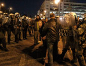 الشرطة اليونانية تفرق المهاجرين بالهراوات فى جزيرة لسبوس