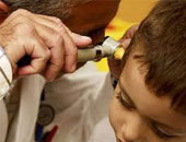 الإفرازات الصديدية والبكاء المستمر مؤشر لإصابة طفلك بالتهاب الأذن الوسطى